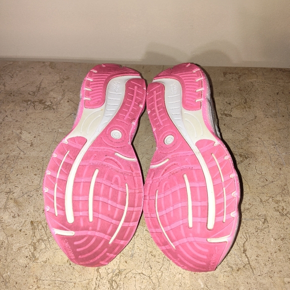 Women's Brooks Glycerin  Stealthfit 20 Athletic Shoes in Cream and Pink - Picture 7 of 10